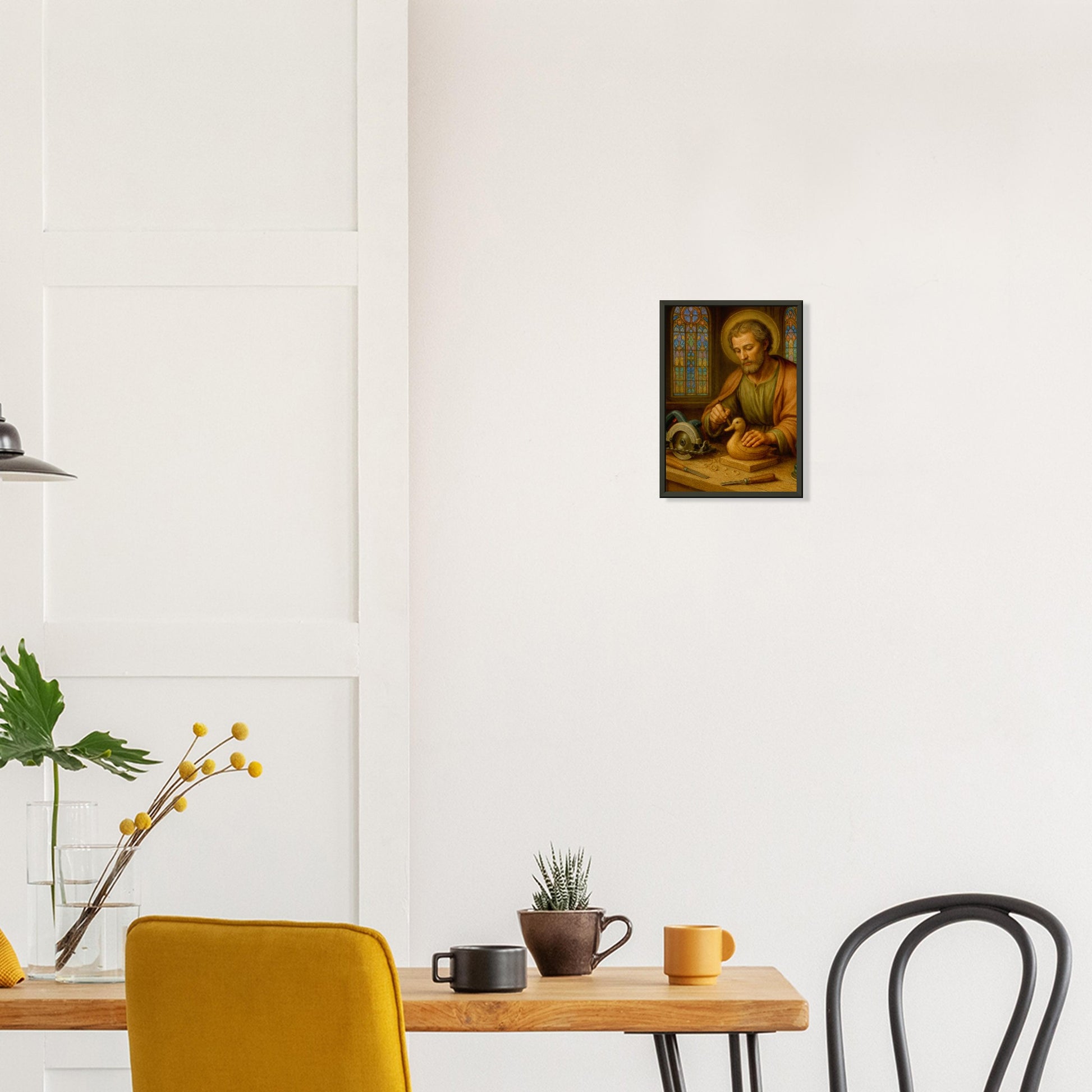 St. Joseph’s Duck – poster in aluminium lijst boven een houten bureau met gele stoel