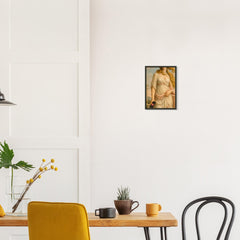 Venus Swipes Right – poster in aluminium lijst boven een houten bureau met gele stoel