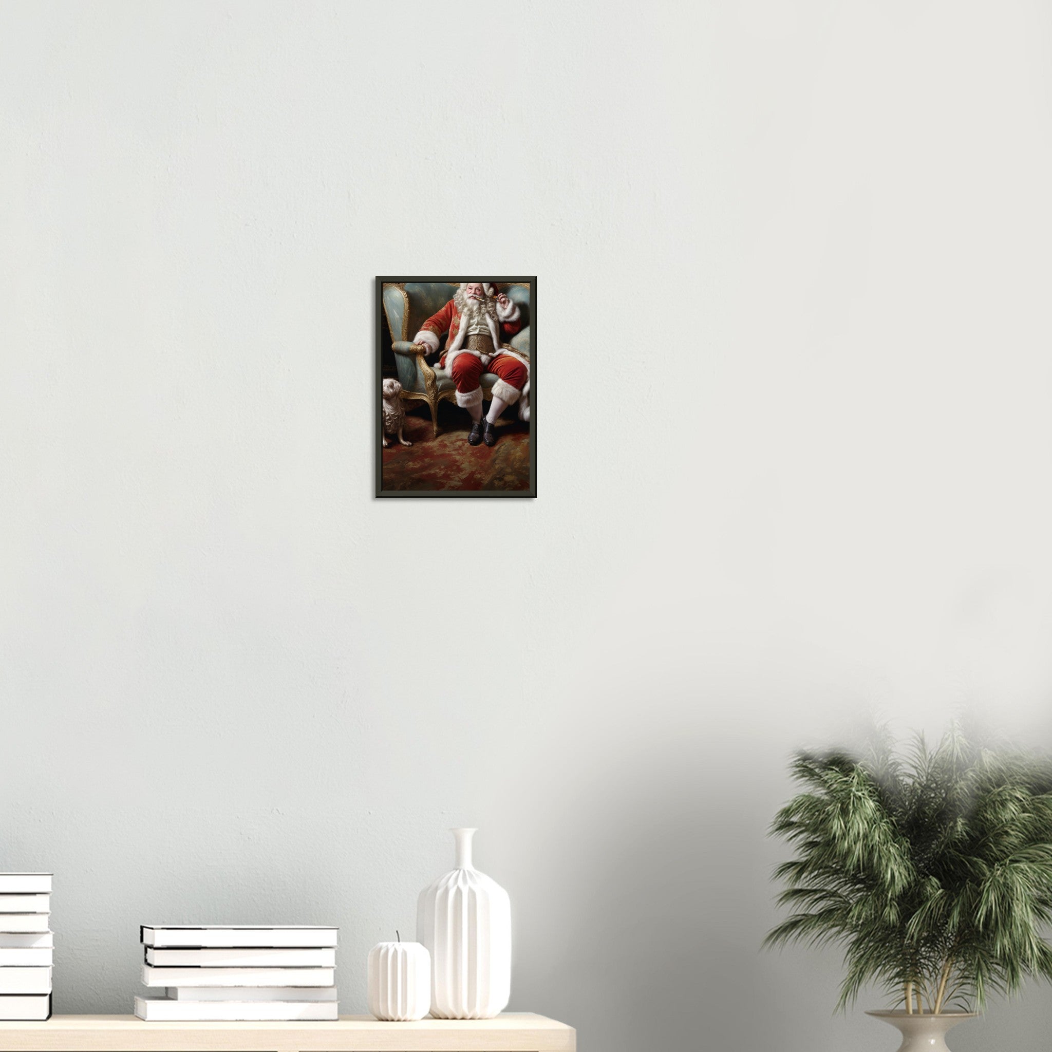 Santa Off Duty – poster in aluminium lijst boven een wit dressoir met planten