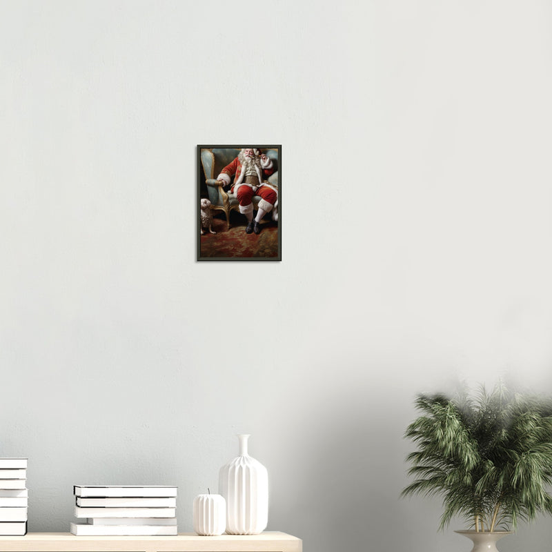 Santa Off Duty – poster in aluminium lijst boven een wit dressoir met planten