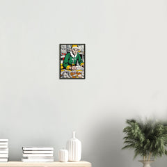 The Tired Elf – poster in aluminium lijst boven een wit dressoir met planten
