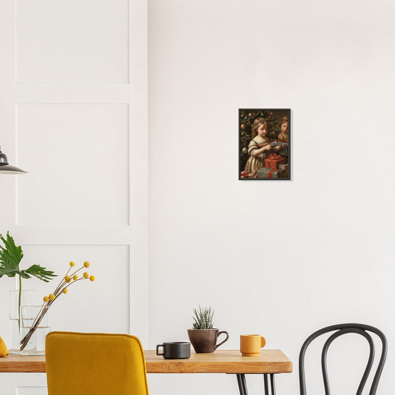 Peace, Unwrapped – poster in aluminium lijst boven een houten bureau met gele stoel