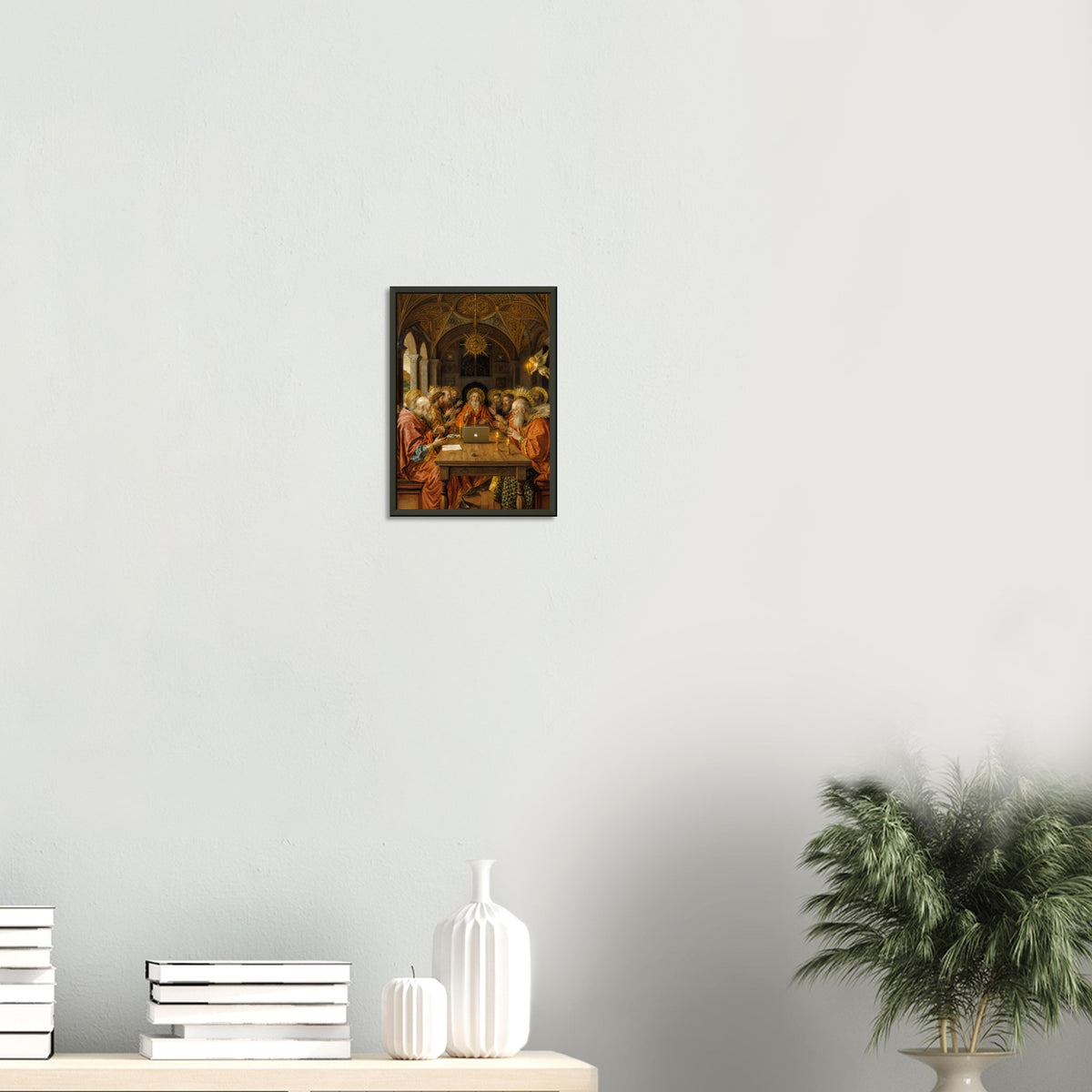 The Holy Zoom – poster in aluminium lijst boven een wit dressoir met planten